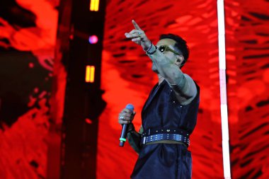 12-08-2025 İstanbul Türkiye: Türk pop şarkıcısı Gökhan Türkmen konserde canlı performans sergiledi