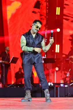 12-08-2025 İstanbul Türkiye: Türk pop şarkıcısı Gökhan Türkmen konserde canlı performans sergiledi
