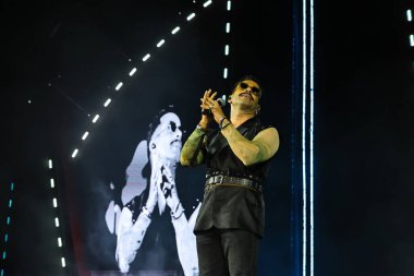 12-08-2025 İstanbul Türkiye: Türk pop şarkıcısı Gökhan Türkmen konserde canlı performans sergiledi