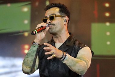 12-08-2025 İstanbul Türkiye: Türk pop şarkıcısı Gökhan Türkmen konserde canlı performans sergiledi