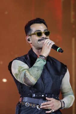 12-08-2025 İstanbul Türkiye: Türk pop şarkıcısı Gökhan Türkmen konserde canlı performans sergiledi