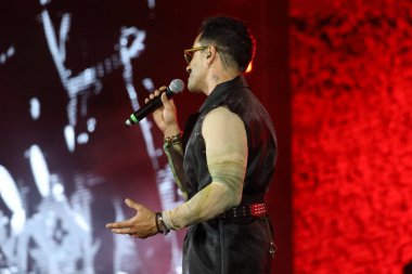 12-08-2025 İstanbul Türkiye: Türk pop şarkıcısı Gökhan Türkmen konserde canlı performans sergiledi