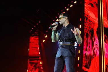 12-08-2025 İstanbul Türkiye: Türk pop şarkıcısı Gökhan Türkmen konserde canlı performans sergiledi