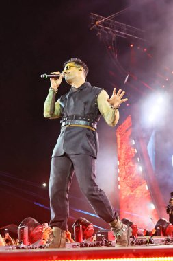 12-08-2025 İstanbul Türkiye: Türk pop şarkıcısı Gökhan Türkmen konserde canlı performans sergiledi