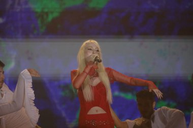 30-08-2023 İstanbul Türkiye: Gne konserde canlı performans sergiliyor