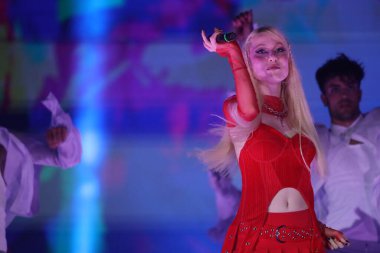 30-08-2023 İstanbul Türkiye: Gne konserde canlı performans sergiliyor