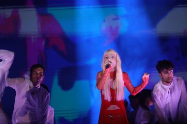 30-08-2023 İstanbul Türkiye: Gne konserde canlı performans sergiliyor