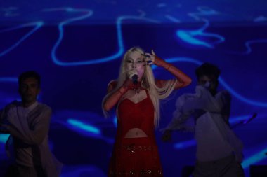 30-08-2023 İstanbul Türkiye: Gne konserde canlı performans sergiliyor