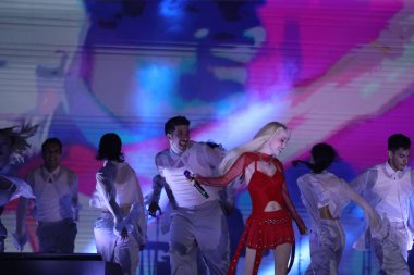 30-08-2023 İstanbul Türkiye: Gne konserde canlı performans sergiliyor