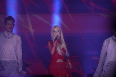 30-08-2023 İstanbul Türkiye: Gne konserde canlı performans sergiliyor