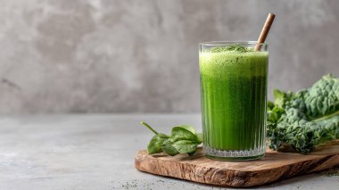 Hafif arkaplanda bir bardak taze sebze suyu