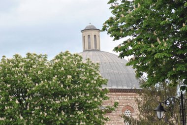 St. George şehrindeki kilisenin manzarası.