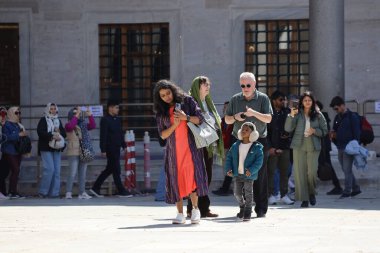 Sokaktaki bir grup öğrenci.