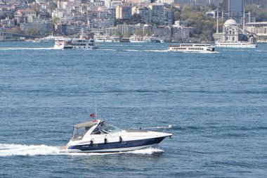 20-01-2024 İstanbul Türkiye: Arka planda şehir silüeti olan sürat teknesi İstanbul Boğazı 'ndan geçiyor