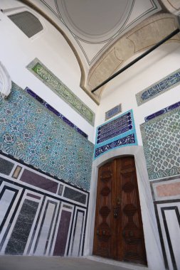 Eski caminin içinde.