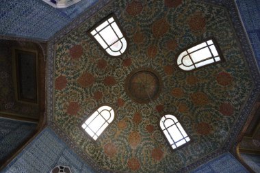 Eski caminin içinde.