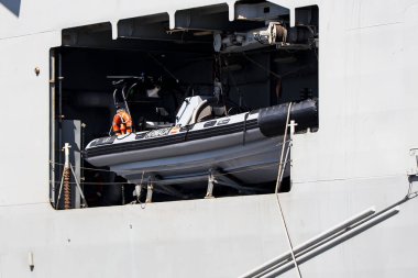 15-Nisan-2024 İstanbul-Türkiye: Juan Carlos I (L 61) İspanyol donanmasına ait amfibik saldırı gemisi