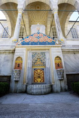 20-01-2024 İstanbul Türkiye: Padua Kilisesi 'ndeki Aziz Anthony içinde tavan ve mimari ayrıntılar