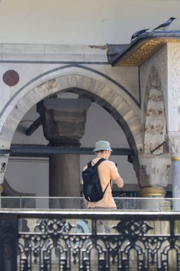 20-01-2024 İstanbul Türkiye: Padua Kilisesi 'ndeki Aziz Anthony içinde tavan ve mimari ayrıntılar