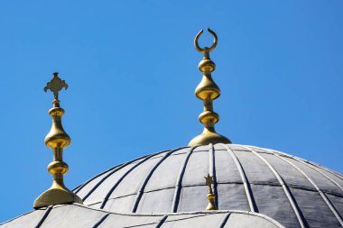 20-01-2024 İstanbul Türkiye: Padua Kilisesi 'ndeki Aziz Anthony içinde tavan ve mimari ayrıntılar