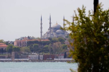 20-01-2024 İstanbul Türkiye: Padua Kilisesi 'ndeki Aziz Anthony içinde tavan ve mimari ayrıntılar