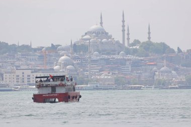 20-01-2024 İstanbul Türkiye: Padua Kilisesi 'ndeki Aziz Anthony içinde tavan ve mimari ayrıntılar