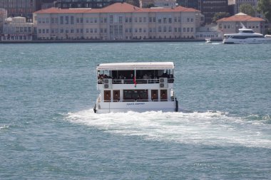 05-05-2024 İstanbul-Türkiye: Yolcu feribotu İstanbul Boğazı 'ndan ayrılıyor