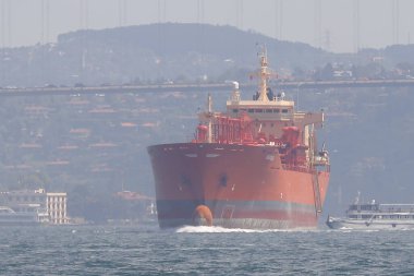 Denizdeki kargo gemisi.