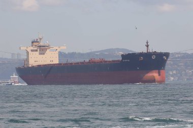 Gemi denizde hareket ediyor.