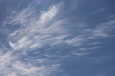 mavi gökyüzünde beyaz kümülüs bulutlar