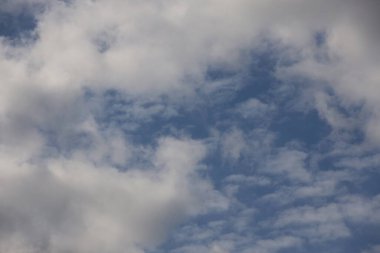 Mavi arkaplan, beyaz, gri bulutlar, mavi gökyüzü, gökyüzünde beyaz bulutlar. Güzel mavi gökyüzü