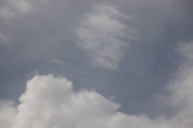 Mavi gökyüzündeki bulutlar