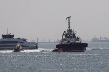 Gemi, şehirdeki denizde kullanılıyor. İsrail Adası 'nın limanında.