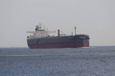 kargo gemisi limanda.