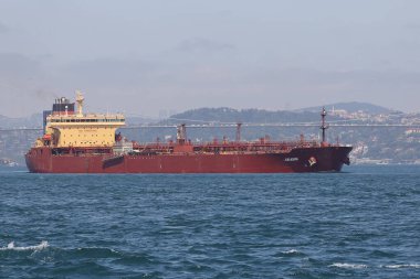 30-05-2024 İstanbul Türkiye: Arka planda şehir silüeti olan büyük bir petrol tankeri gemisi İstanbul Boğazı 'ndan geçiyor