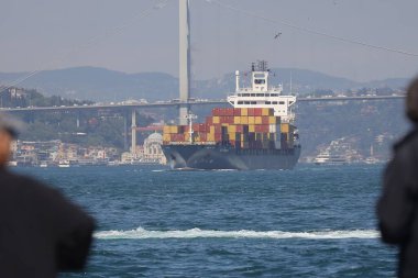 30-05-2024 İstanbul Türkiye: Ticari kargo gemisi arka planda şehir silüeti olan Boğaz 'dan geçiyor