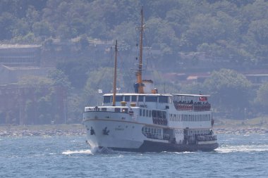 30-05-2024 İstanbul Türkiye: Yolcu feribotu seyrüsefer şamandırası yakınlarındaki kıyı sularında denize açılıyor