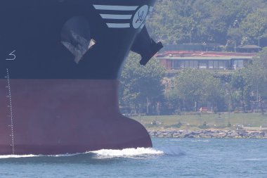 30-05-2024 İstanbul Türkiye: Kıyı sularından geçen büyük bir kargo gemisinin pruva bölümü