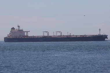 büyük siyah kargo gemisi