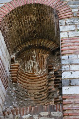 27-10-2025 İstanbul Türkiye: Antik kent surlarından kemerli tuğla işçiliğinin yakın görüntüsü