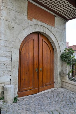 17-10-2025 İstanbul Türkiye: Arap yazıtlı Osmanlı ahşap kapısı ve taş kemer mimarisi ayrıntıları