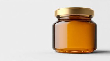 Beyaz arkaplanda etiketli boş cam şişe. Metnin için kopyalama alanı var.