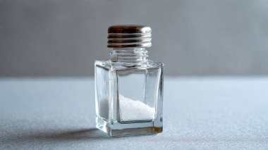 bir şişe parfüm