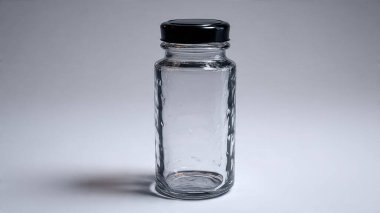 Siyah arkaplanda boş cam şişe