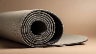 Tahta arka planda siyah yoga minderi rulosu