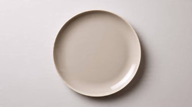 Beyaz arka plan üzerinde beyaz tabak