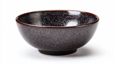 Beyaz arka planda Japon seramik kasesi