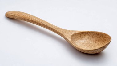 Beyaz arka planda ahşap kaşık, yaklaş.