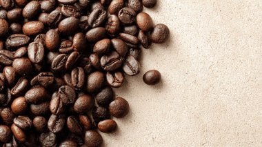 Beyaz bir kase içinde kavrulmuş kahve çekirdeği