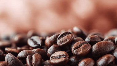 Beyaz desenli bir yüzeyde sade kahve..